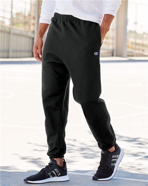 model wearing champion reverse weave sweatpants with pockets in black